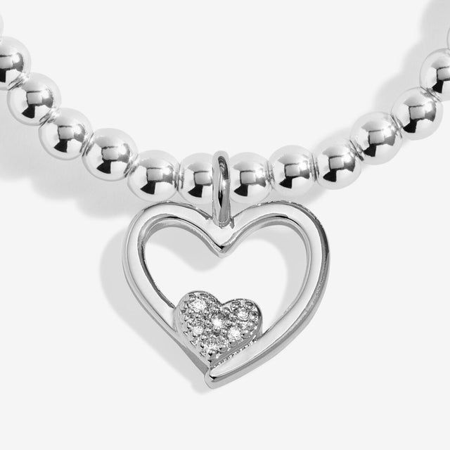 Close-up of heart charm on Joma Mummy & Bump bracelet